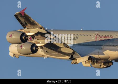 Nahaufnahme des Tragflügels, der Motoren und des Rumpfes eines Qatar Airways Airbus A380-861 mit A7-APJ ab London Heathrow (lhr) Stockfoto