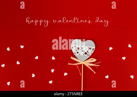 Valentinstag-Grußkarte mit roten Herzen auf rotem Hintergrund Stockfoto