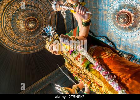 Ein wunderschönes Idol von Maa Durga, der während Navratri in Mumbai, Indien, bei einem Pandal verehrt wird Stockfoto