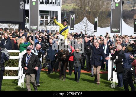 Cheltenham Fest. Champ. Hurdle Day 14.03.23 Sky Bet Supreme Novice Hurdle Winner Marine nationale, geritten von J.M. O'Sullivan Stockfoto