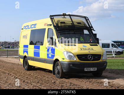 Grand National 2023 Polizeiwagen Stockfoto