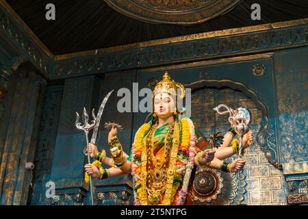 Ein wunderschönes Idol von Maa Durga, der während Navratri in Mumbai, Indien, bei einem Pandal verehrt wird Stockfoto