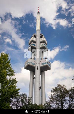 PRAG, TSCHECHISCHE REPUBLIK, EUROPA – Zizkov Television Tower, ein 216 m langer Sendeturm. Auf dem Turm befindet sich der Bildhauer David Cerny Installation Babies. Stockfoto
