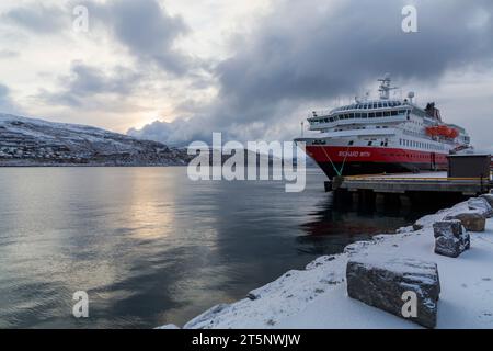 Hurtigruten MS Richard mit Kreuzfahrtschiff am Hammerfest, Norwegen, Skandinavien, Europa im Oktober - Hammerfest ist die nördlichste Stadt Norwegens Stockfoto