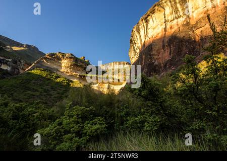 Die Sandsteinklippen des Golden Gate Highlands National Park im Freistaat Drakensberg in Südafrika, am späten Nachmittag an einem klaren, sonnigen Tag. Stockfoto