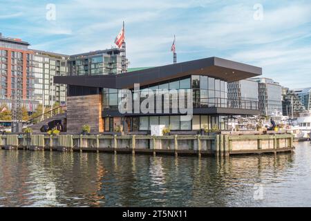 WASHINGTON, DC, USA - die Wharf, Gebäude und Uferpromenade. Stockfoto