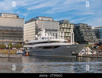 WASHINGTON, DC, USA – die Yacht liegt am Yachthafen an der Wharf, Gebäuden und am Wasser. Stockfoto