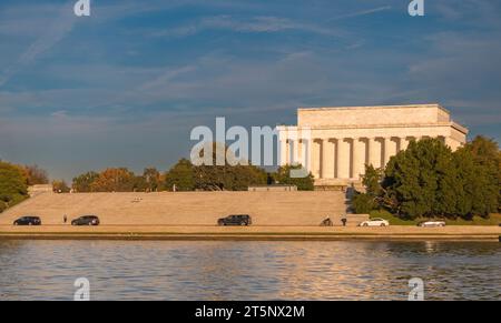 WASHINGTON, DC, USA - Lincoln Memorial am Potomac River und Watergate Treppen. Stockfoto