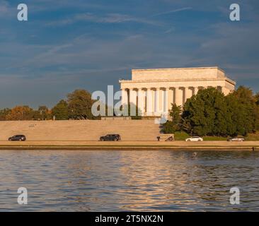 WASHINGTON, DC, USA - Lincoln Memorial am Potomac River und Watergate Treppen. Stockfoto