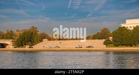 WASHINGTON, DC, USA - Lincoln Memorial am Potomac River und Watergate Treppen. Stockfoto