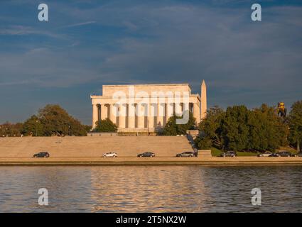 WASHINGTON, DC, USA - Lincoln Memorial, Washington Monument am Potomac River und Watergate Treppen. Stockfoto