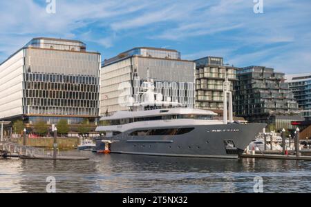 WASHINGTON, DC, USA – die Yacht liegt am Yachthafen an der Wharf, Gebäuden und am Wasser. Stockfoto