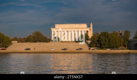 WASHINGTON, DC, USA - Lincoln Memorial, Washington Monument am Potomac River und Watergate Treppen. Stockfoto