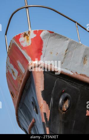 Rostiger alter Rumpf oder Bögen eines Schiffbrüchigen Fischbots im Hafen auf der griechischen Insel zante oder zakynthos in griechenland Stockfoto