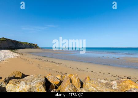 Der Betonblock stammt aus dem Mulberry Harbour, Arromanches-les-Bains, D Day Landing Beach, Normandie, Frankreich, Nordwesteuropa Stockfoto