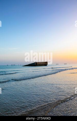 Der Betonblock stammt aus dem Mulberry Harbour, Arromanches-les-Bains, D Day Landing Beach, Normandie, Frankreich, Nordwesteuropa Stockfoto