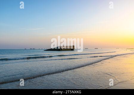 Der Betonblock stammt aus dem Mulberry Harbour, Arromanches-les-Bains, D Day Landing Beach, Normandie, Frankreich, Nordwesteuropa Stockfoto