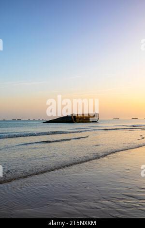 Der Betonblock stammt aus dem Mulberry Harbour, Arromanches-les-Bains, D Day Landing Beach, Normandie, Frankreich, Nordwesteuropa Stockfoto