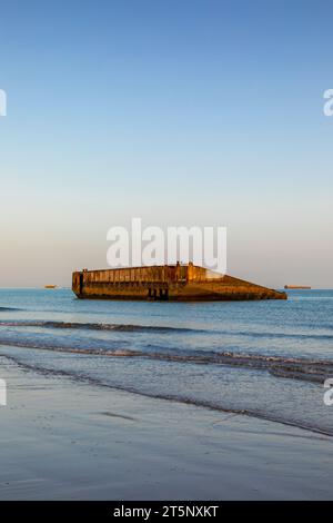 Der Betonblock stammt aus dem Mulberry Harbour, Arromanches-les-Bains, D Day Landing Beach, Normandie, Frankreich, Nordwesteuropa Stockfoto