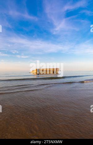 Der Betonblock stammt aus dem Mulberry Harbour, Arromanches-les-Bains, D Day Landing Beach, Normandie, Frankreich, Nordwesteuropa Stockfoto