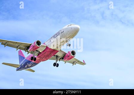 Barcelona, ​​Spain; 10. April 2023: Airbus A320 der Wizz Air-Gesellschaft landet auf dem Flughafen Josep Tarradellas Barcelona-el Prat Stockfoto