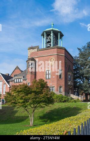 Der Bournville Carillon wurde 1906 von George Cadbury in Auftrag gegeben und hat 48 Glocken. Es spielt immer noch regelmäßig. Stockfoto