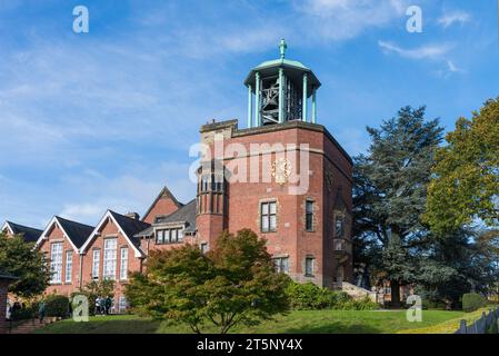 Der Bournville Carillon wurde 1906 von George Cadbury in Auftrag gegeben und hat 48 Glocken. Es spielt immer noch regelmäßig. Stockfoto