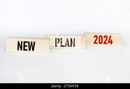 NEUER PLAN 2024. Text auf Holzblöcken und weißem Hintergrund Stockfoto