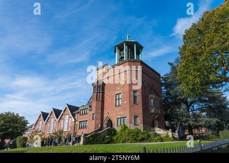 Der Bournville Carillon wurde 1906 von George Cadbury in Auftrag gegeben und hat 48 Glocken. Es spielt immer noch regelmäßig. Stockfoto