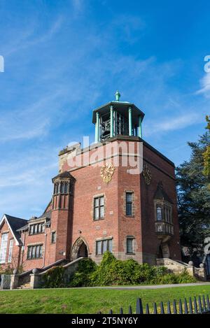 Der Bournville Carillon wurde 1906 von George Cadbury in Auftrag gegeben und hat 48 Glocken. Es spielt immer noch regelmäßig. Stockfoto