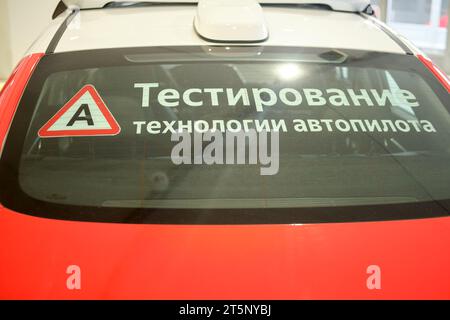 Selbstfahrendes Auto auf Autopilot von Yandex, Nahaufnahme - Moskau, Russland, 05. November 2023 Stockfoto