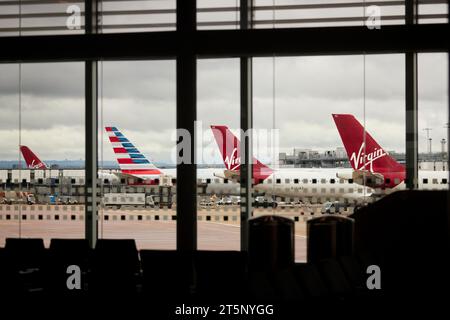 Heathrow Terminal 3 Jungfrau- und American Airline-Flossen Stockfoto