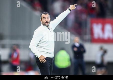 Athen, Griechenland. November 2023. Olympiacos Trainer Diego Martinez während eines griechischen Superliga-Spiels zwischen Olympiacos FC und PAOK FC. (Kreditbild: © Giannis Papanikos/ZUMA Press Wire) NUR REDAKTIONELLE VERWENDUNG! Nicht für kommerzielle ZWECKE! Stockfoto