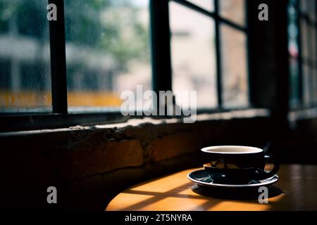 Kaffeetasse auf Holztisch im Café, Stockfoto Stockfoto