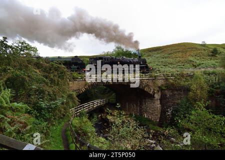 BR Standard Class 4 Tank No 80136 (läuft als 80116) und SR Schools Class No 926 Repton at Water Arc auf der North Yorkshire Moors Railway. Stockfoto