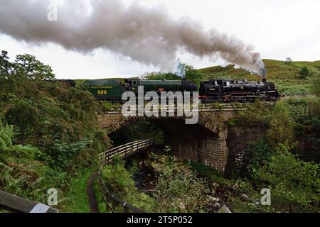 BR Standard Class 4 Tank No 80136 (läuft als 80116) und SR Schools Class No 926 Repton at Water Arc auf der North Yorkshire Moors Railway. Stockfoto