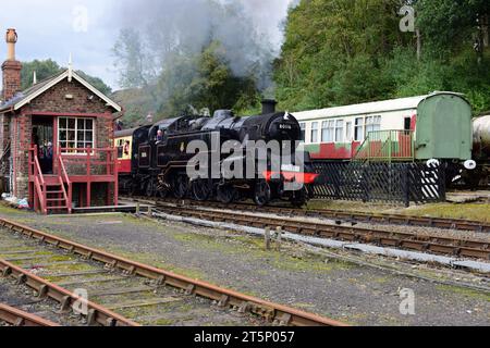 Der Standard-Klasse-4-Panzer Nr. 80136 (läuft als 80116) kommt während der 50. Jubiläumsgala der North Yorkshire Moors Railway an der Station Goathland an. Stockfoto