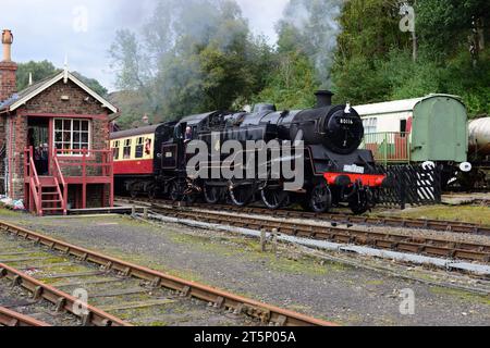 Der Standard-Klasse-4-Panzer Nr. 80136 (läuft als 80116) kommt während der 50. Jubiläumsgala der North Yorkshire Moors Railway an der Station Goathland an. Stockfoto