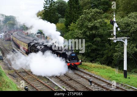 Dampfeisenaktion am Bahnhof Goathland auf der North Yorkshire Moors Railway während der 50-jährigen Jubiläumsgala. Stockfoto