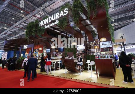 Shanghai. November 2023. Besucher besuchen den Stand von Honduras auf der 6. China International Import Expo (CIIE) im ostchinesischen Shanghai am 6. November 2023. Vom 5. Bis 10. November findet hier die 6. China International Import Expo statt, in der Honduras, Serbien, Vietnam, Südafrika und Kasachstan als ihre fünf Ehrenländer vertreten sind. Quelle: Fang Zhe/Xinhua/Alamy Live News Stockfoto