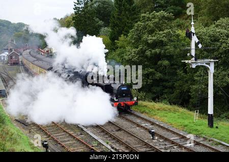 Dampfeisenaktion am Bahnhof Goathland auf der North Yorkshire Moors Railway während der 50-jährigen Jubiläumsgala. Stockfoto