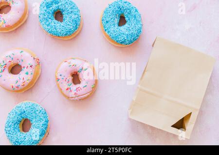 Hoher Winkel Ansicht frische Donuts Paket rosa Hintergrund Stockfoto