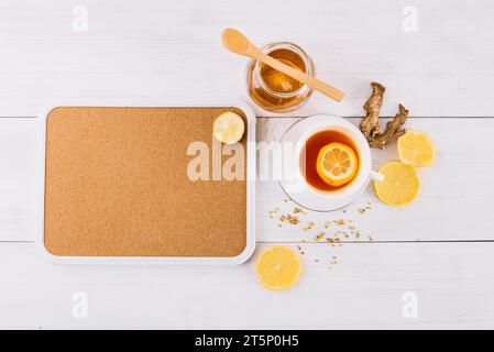 Glas Honig Zitronentee in der Nähe von Ingwer Holz Hintergrund Stockfoto