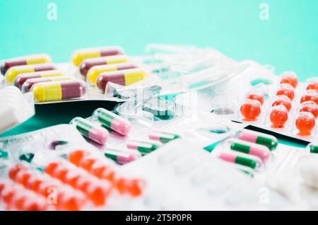 Viele farbenfrohe Drogenpillen mit verschwommenem Hintergrund Stockfoto