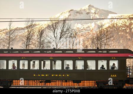 Skagway, eine kompakte Stadt im Südosten Alaskas, Blick auf den White Pass und die Yukon Route vom Zug oder von einigen Wrackteilen Stockfoto