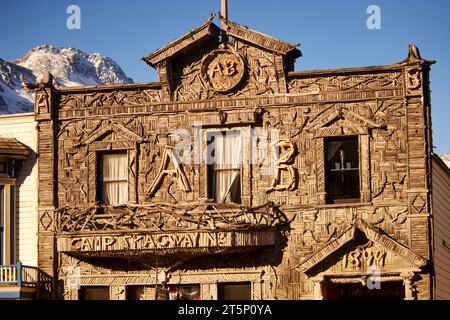 Skagway ist eine kompakte Stadt im Südosten Alaskas, Broadway Arctic Brotherhood Camp Nr. 1 Stockfoto