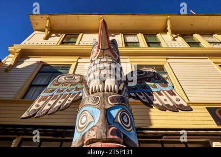 Skagway eine kompakte Stadt im Südosten Alaskas, Totempfahl der Ureinwohner vor dem Museum Stockfoto
