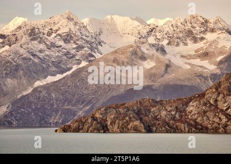 Alaska Norwegische Bliss Kreuzfahrtschiff entlang des Glacier Bay Basin Stockfoto