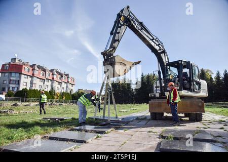 Lviv, Ukraine. 30. Oktober 2023. Der Prozess der Demontage sowjetischer Gedenktafeln auf dem Marsfeld des Lytschakiw-Friedhofs in Lemberg. (Foto: Pavlo Palamarchuk/SOPA Images/SIPA USA) Credit: SIPA USA/Alamy Live News Stockfoto