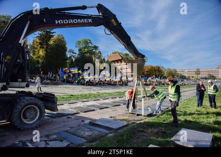 Lviv, Ukraine. 30. Oktober 2023. Der Prozess der Demontage sowjetischer Gedenktafeln auf dem Marsfeld des Lytschakiw-Friedhofs in Lemberg. (Foto: Pavlo Palamarchuk/SOPA Images/SIPA USA) Credit: SIPA USA/Alamy Live News Stockfoto